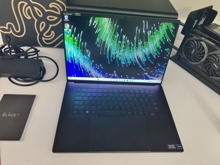 Razer Blade 16 (2023) – i9 / 4070 / 240Hz / 32GB / 1TB SSD + Razer Core X Chroma - Slightly used
